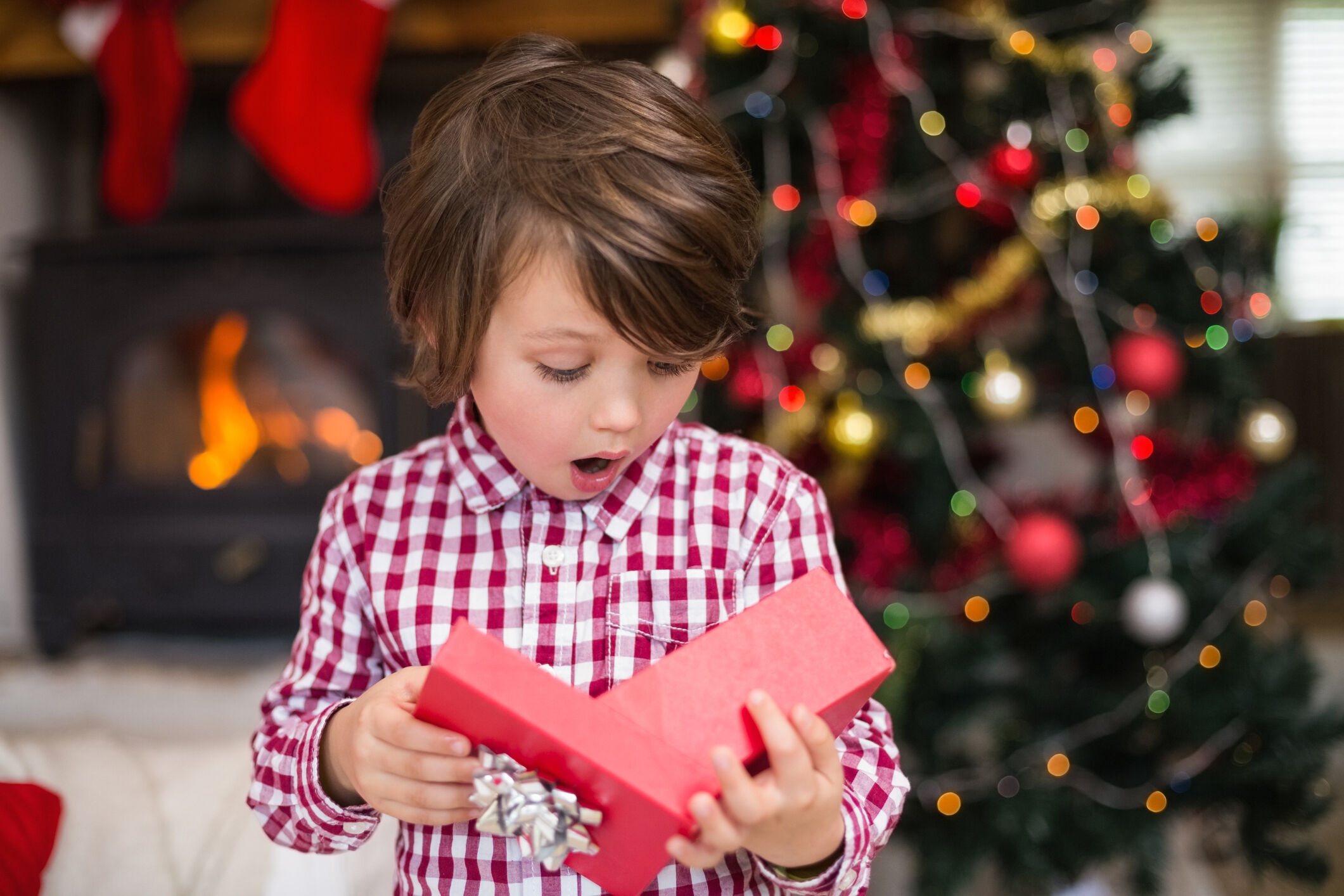 8 formas de surpreender a criança ao entregar o presente de Natal | Bebe .