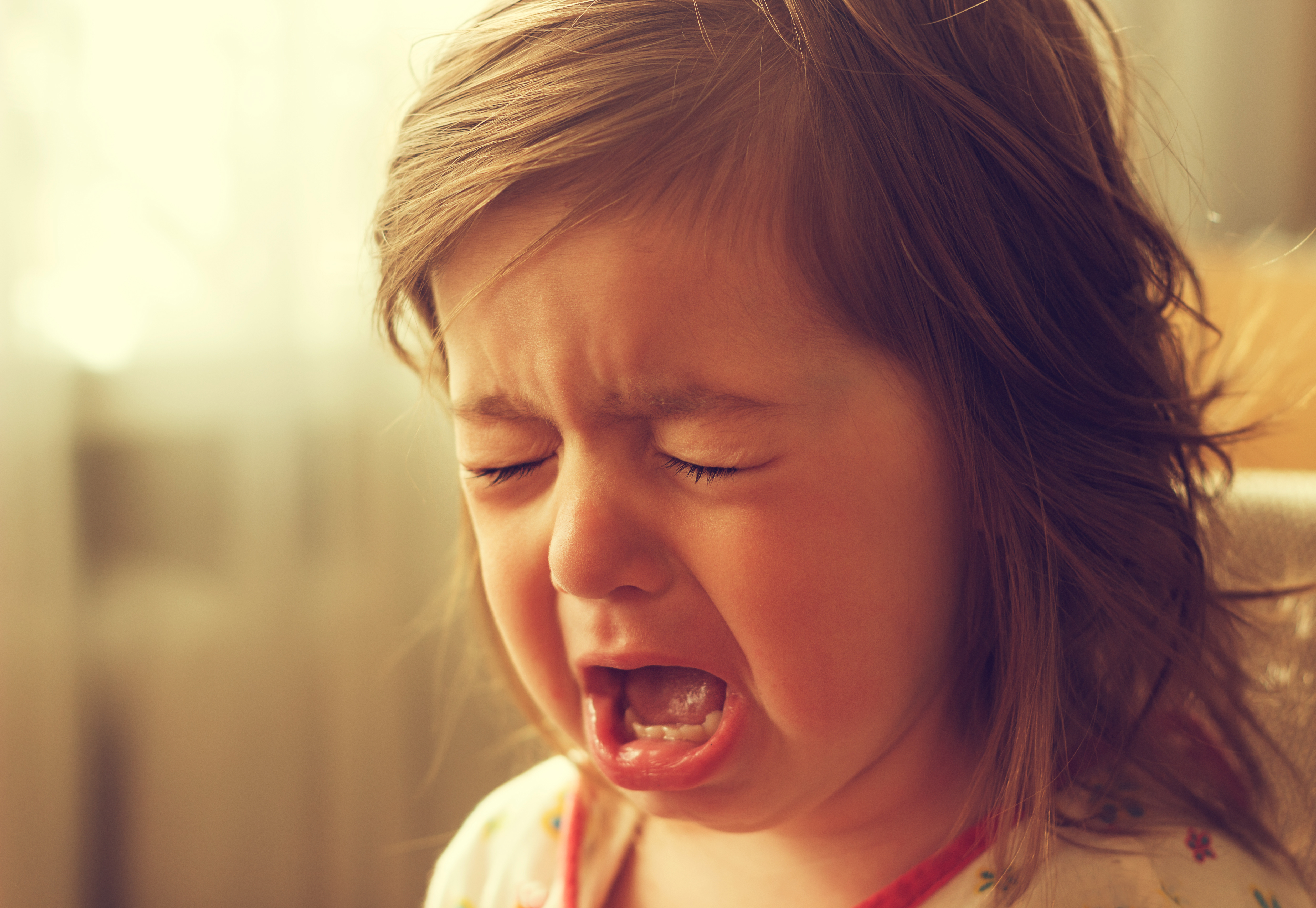 Criança chorando - como lidar com agressividade infantil