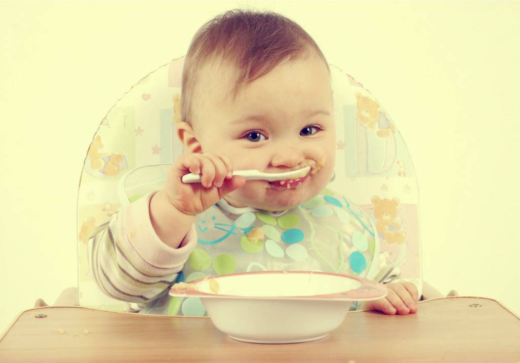 Faz mal dar apenas alimentos batidos ao bebê?