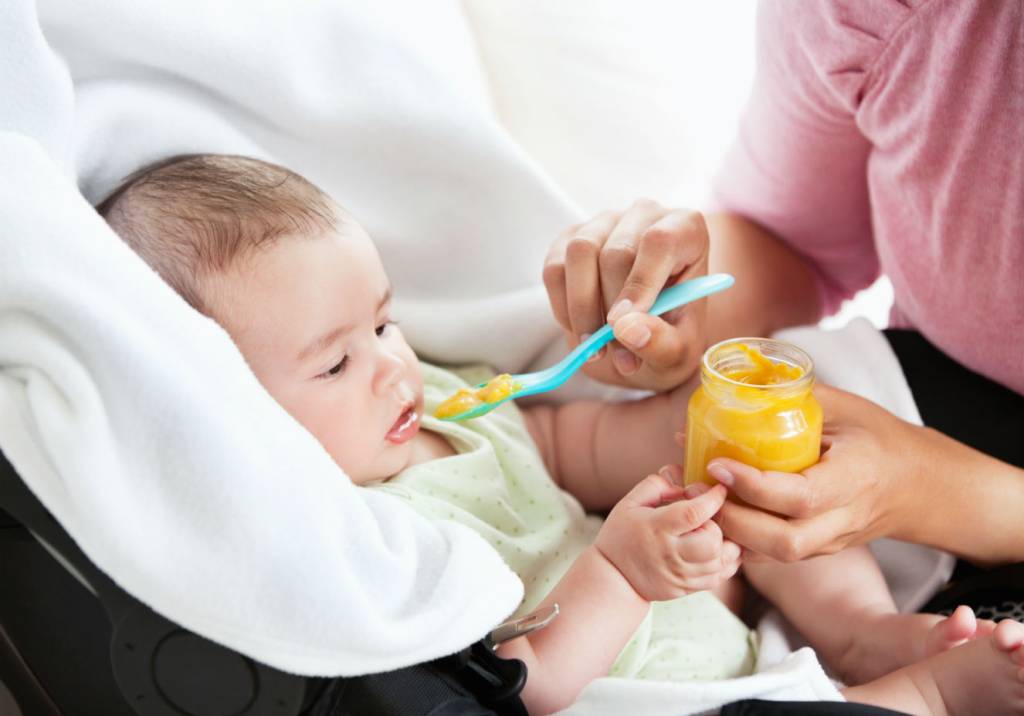 Bebê comendo papinha