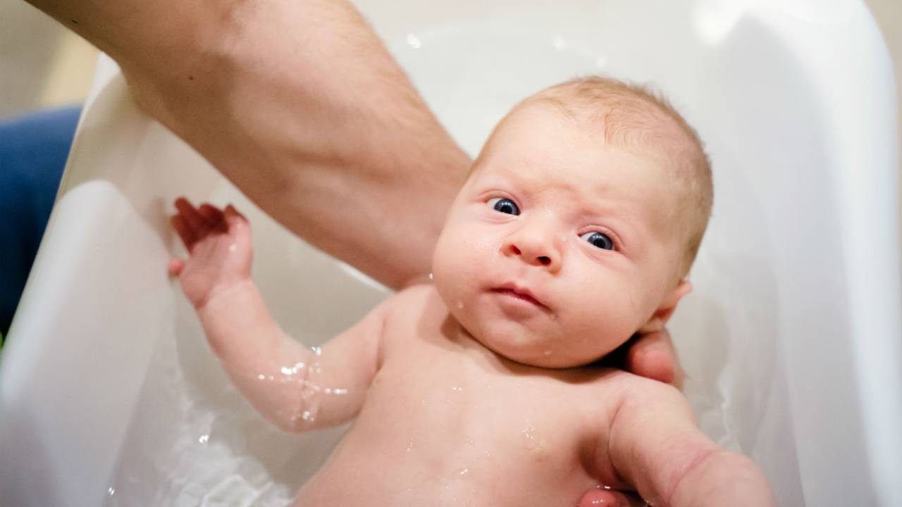 Bebê tomando banho