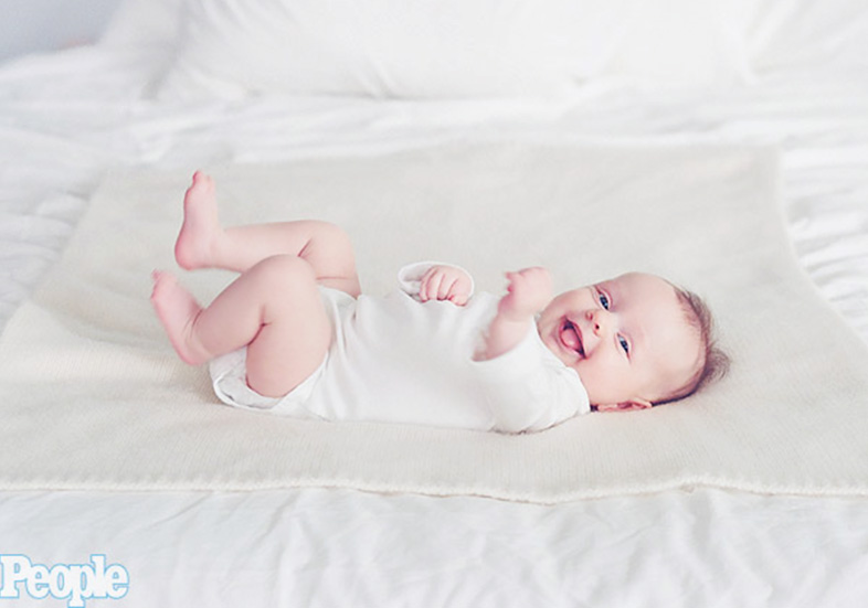 Christina Aguilera mostra rosto da filha pela primeira vez