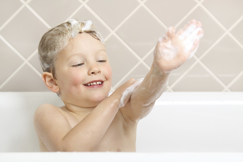 A partir de quando a criança pode tomar banho sozinha? | Bebe.com.br