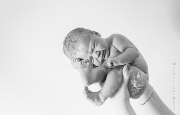 Primeira evacuação do bebê: tudo sobre mecônio e complicações respiratórias