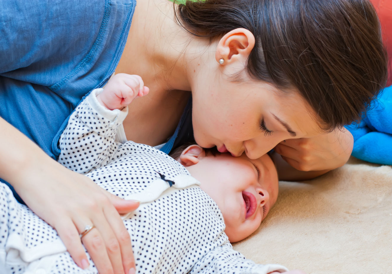 M&atilde;e cuidando do beb&ecirc; que est&aacute; chorando