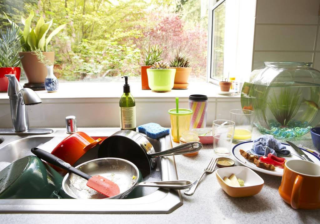 Thomas Northcut/Thinkstock/Getty Images Pia cheia de louça
