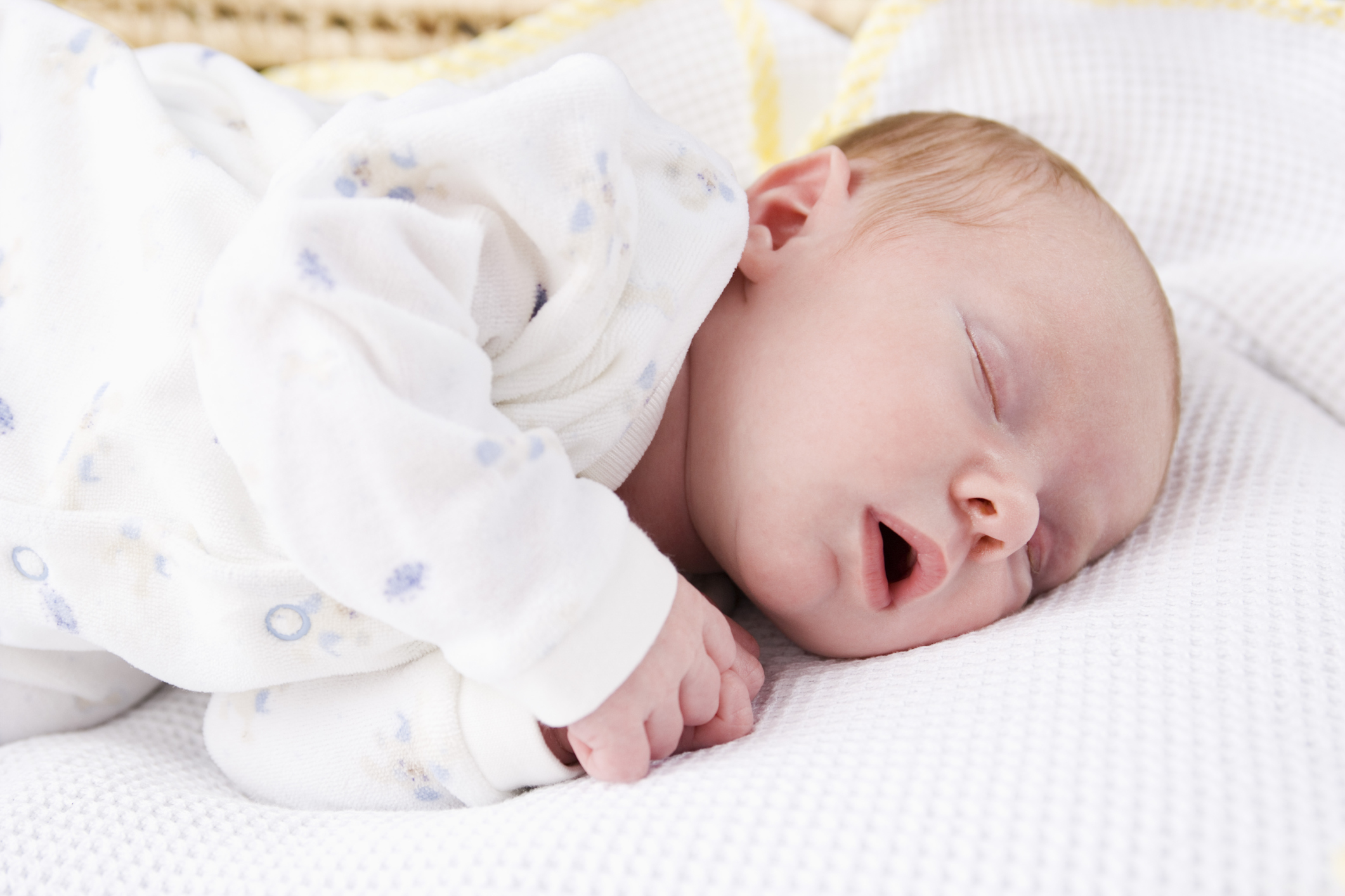 Почему новорожденные дышат чаще. Новорожденный. Апноэ во сне у новорожденных.
