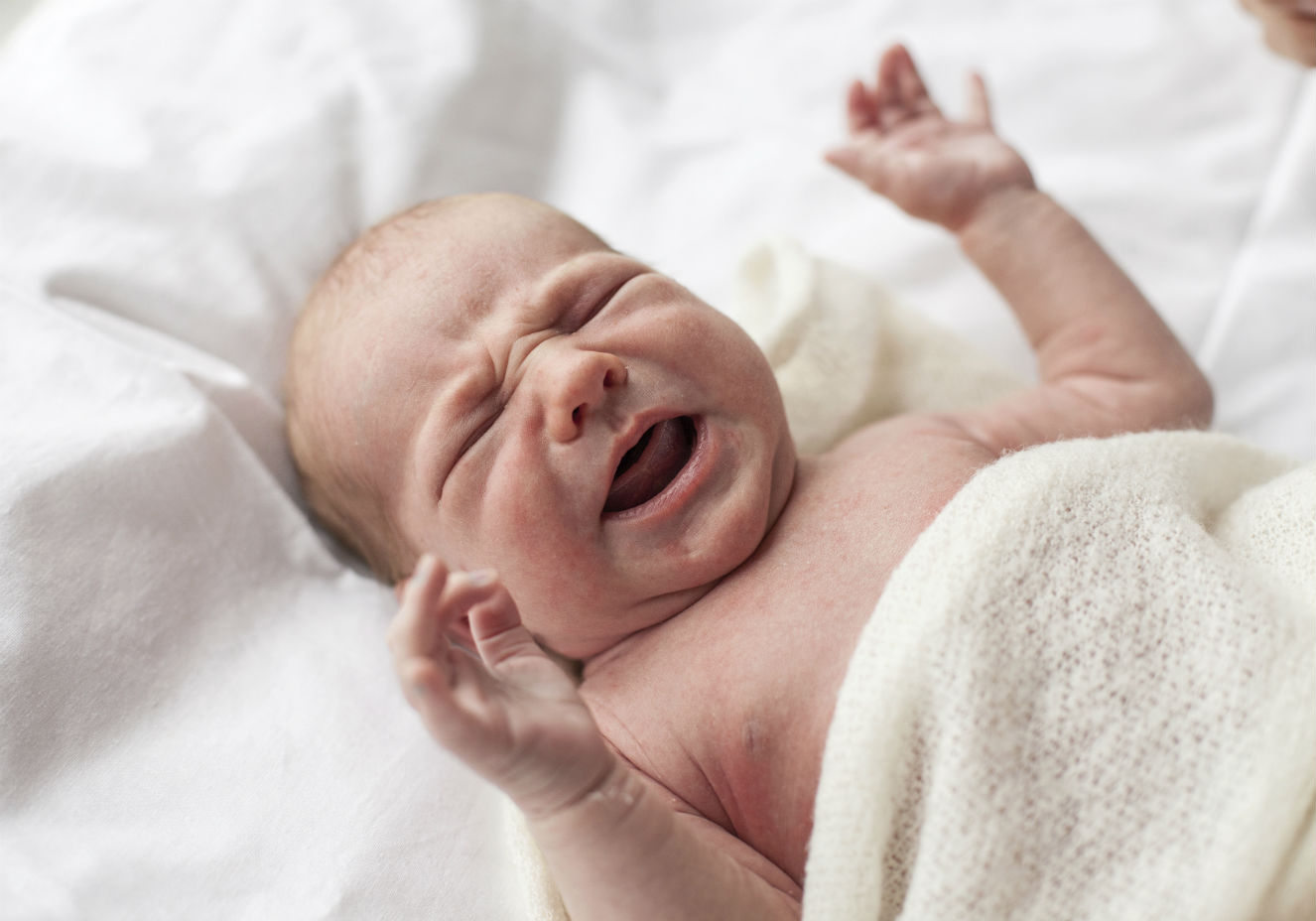 Rec&eacute;m nascido chorando