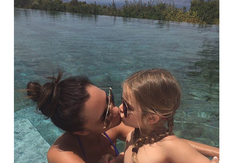 Victoria Beckham recebe críticas nas redes sociais por dar selinho na filha