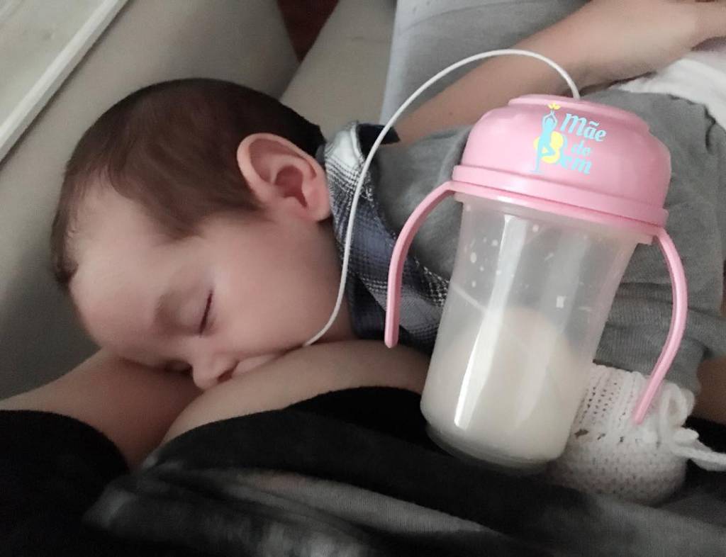 Bárbara Borges posta foto em que aparece fazendo relactação