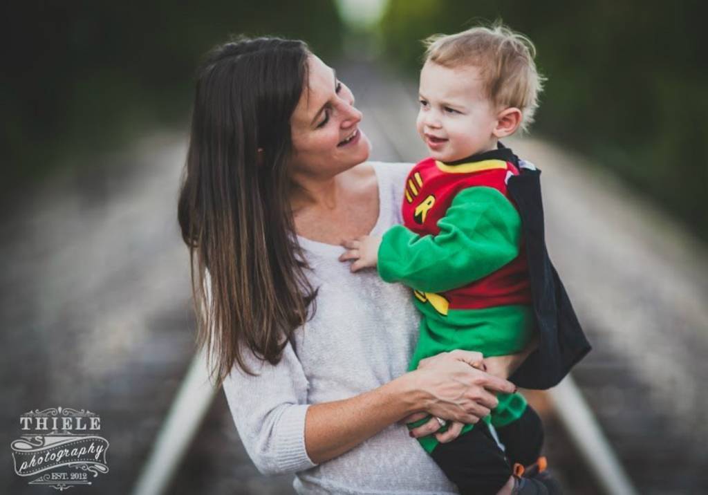 Pai e filho se vestem de Batman e Robin para um ensaio divertido em família