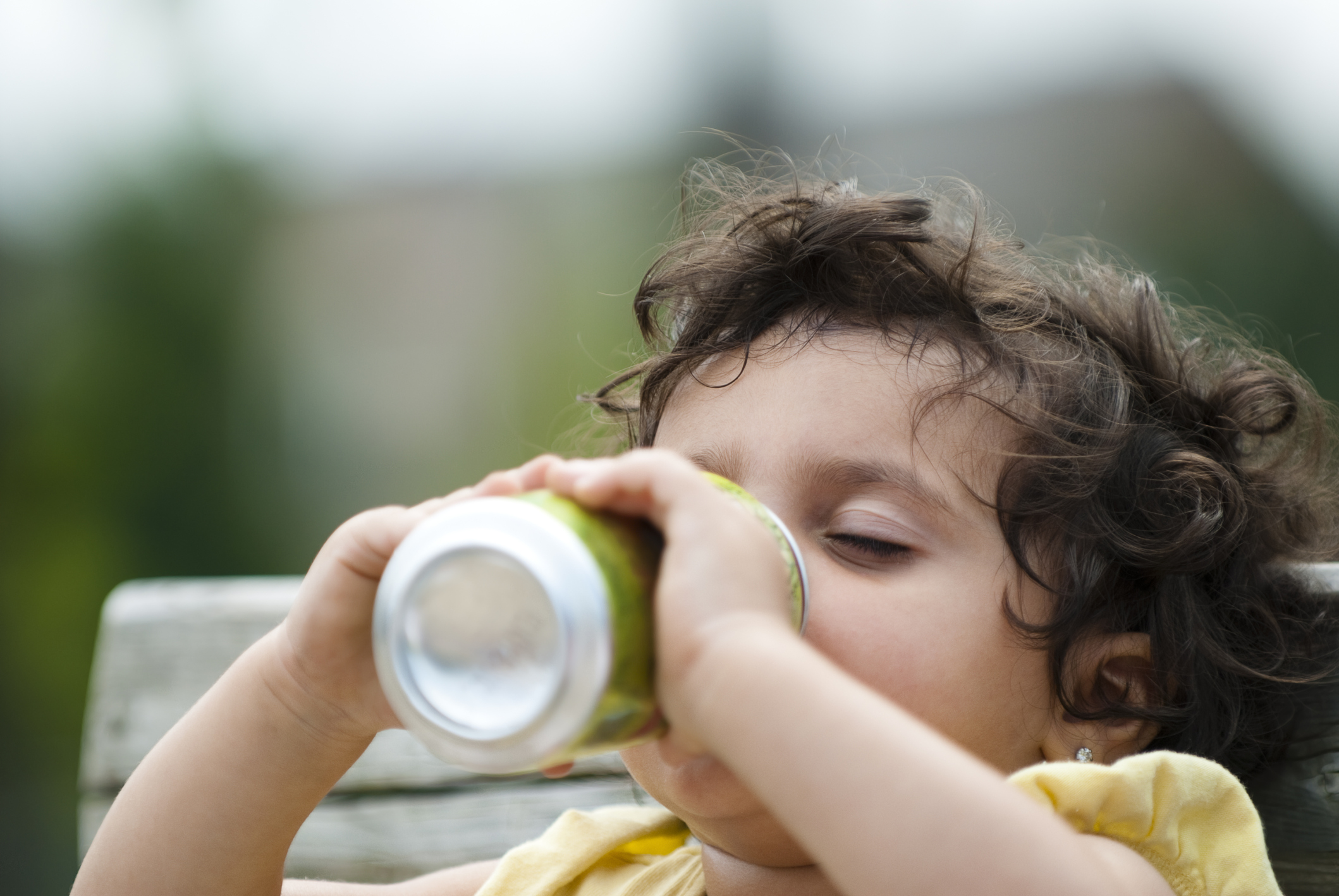 Refrigerantes na infância: Riscos à saúde e medidas preventivas