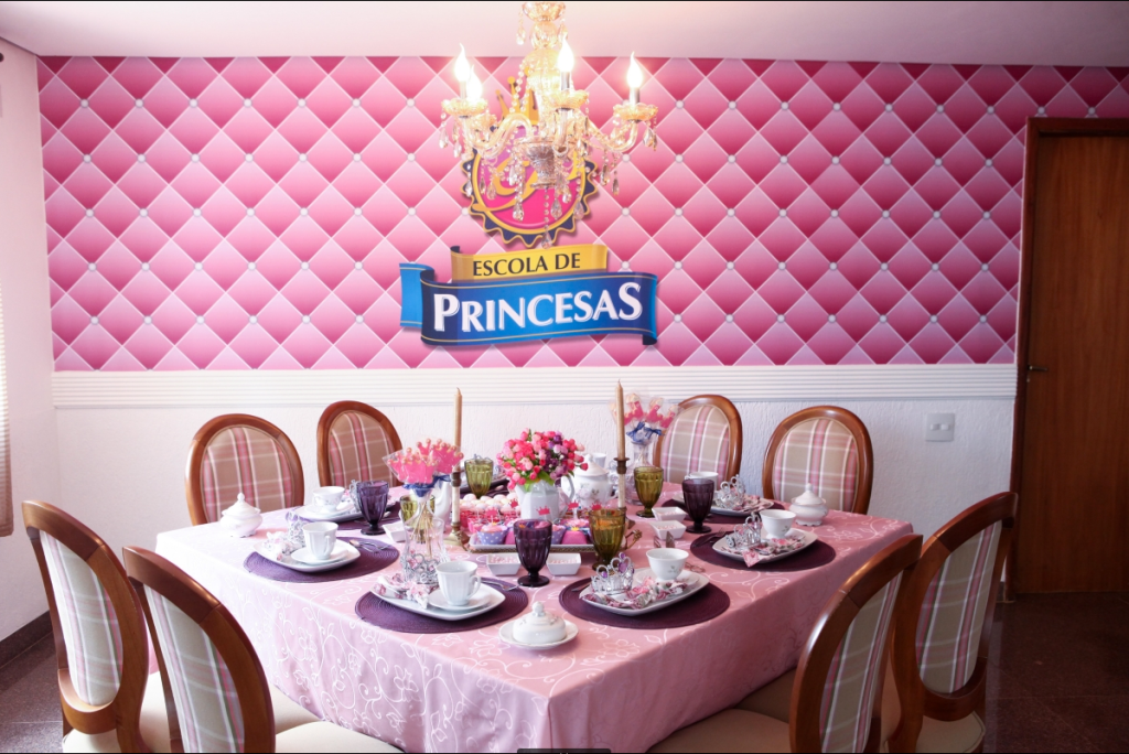 Escola que ensina meninas a serem princesas chega a São Paulo