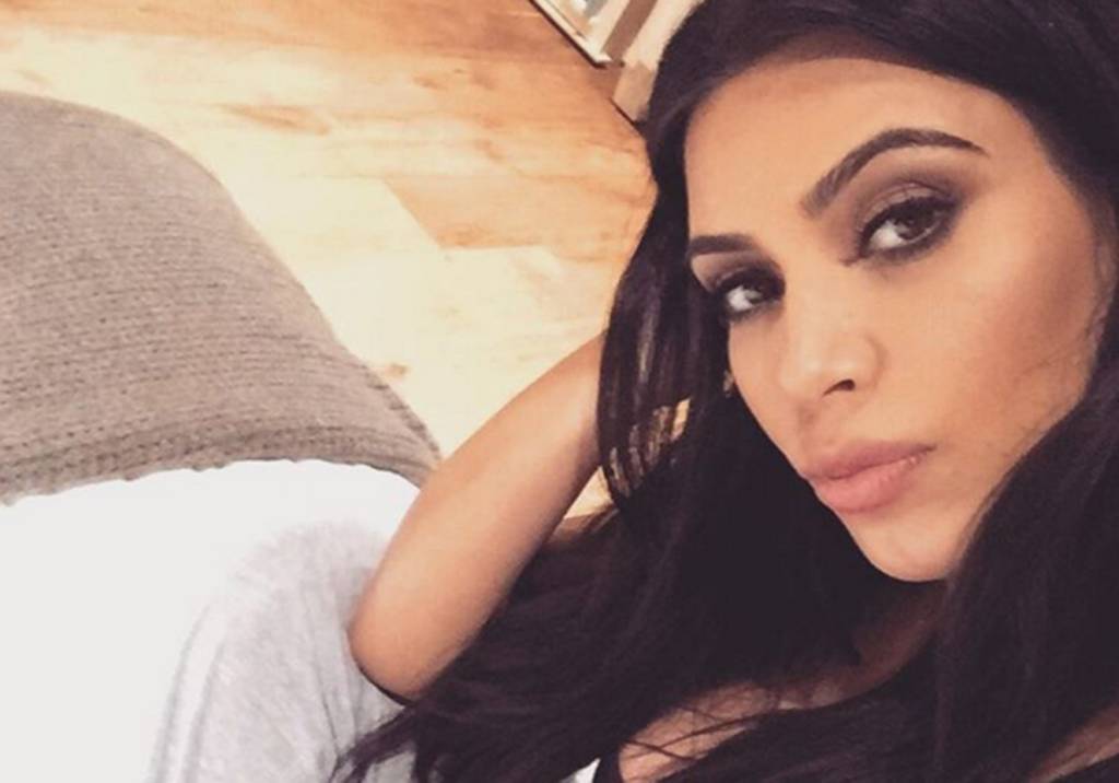 Kim Kardashian mostra a primeira foto do filho caçula, Saint West