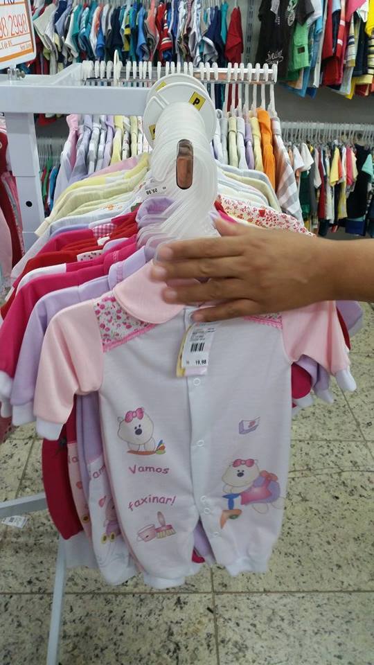 Mensagem “Vamos faxinar!” em macacão para bebê cria polêmica nas redes sociais