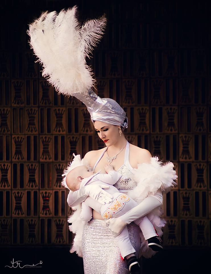 Fotógrafa registra mães amamentando vestidas com a roupa do trabalho