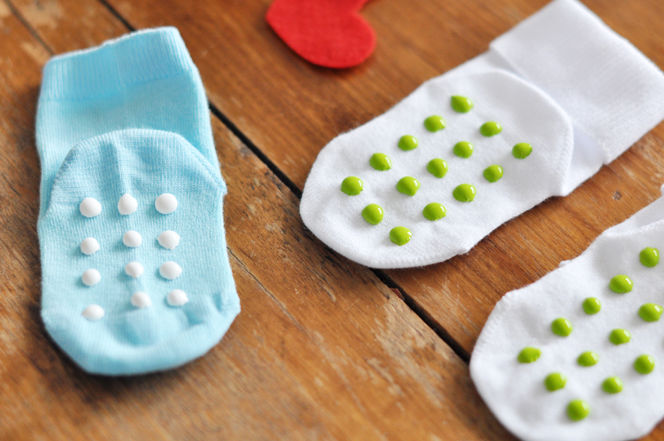 Meias antiderrapantes para crianças: faça em casa
