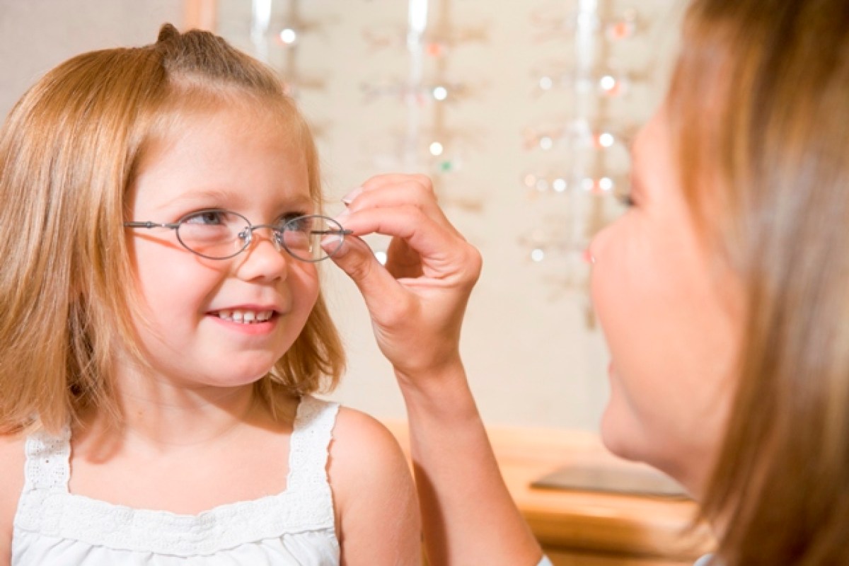 Gatinho usa óculos para incentivar crianças com problemas de visão