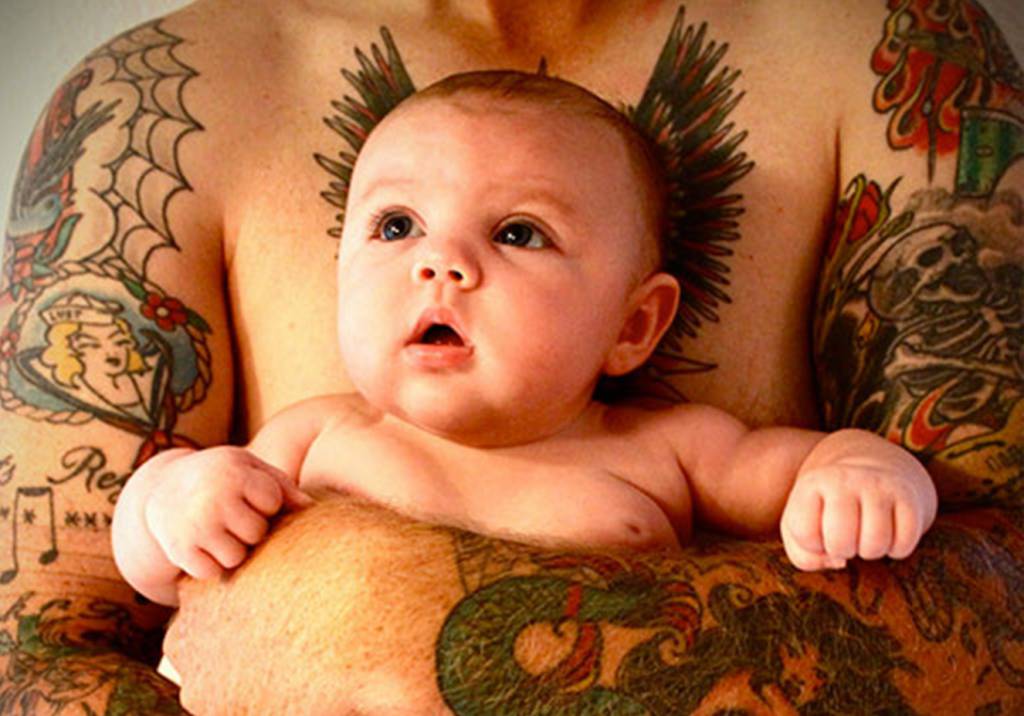 13 pais e mães tatuados que atualizaram a ideia de foto em família