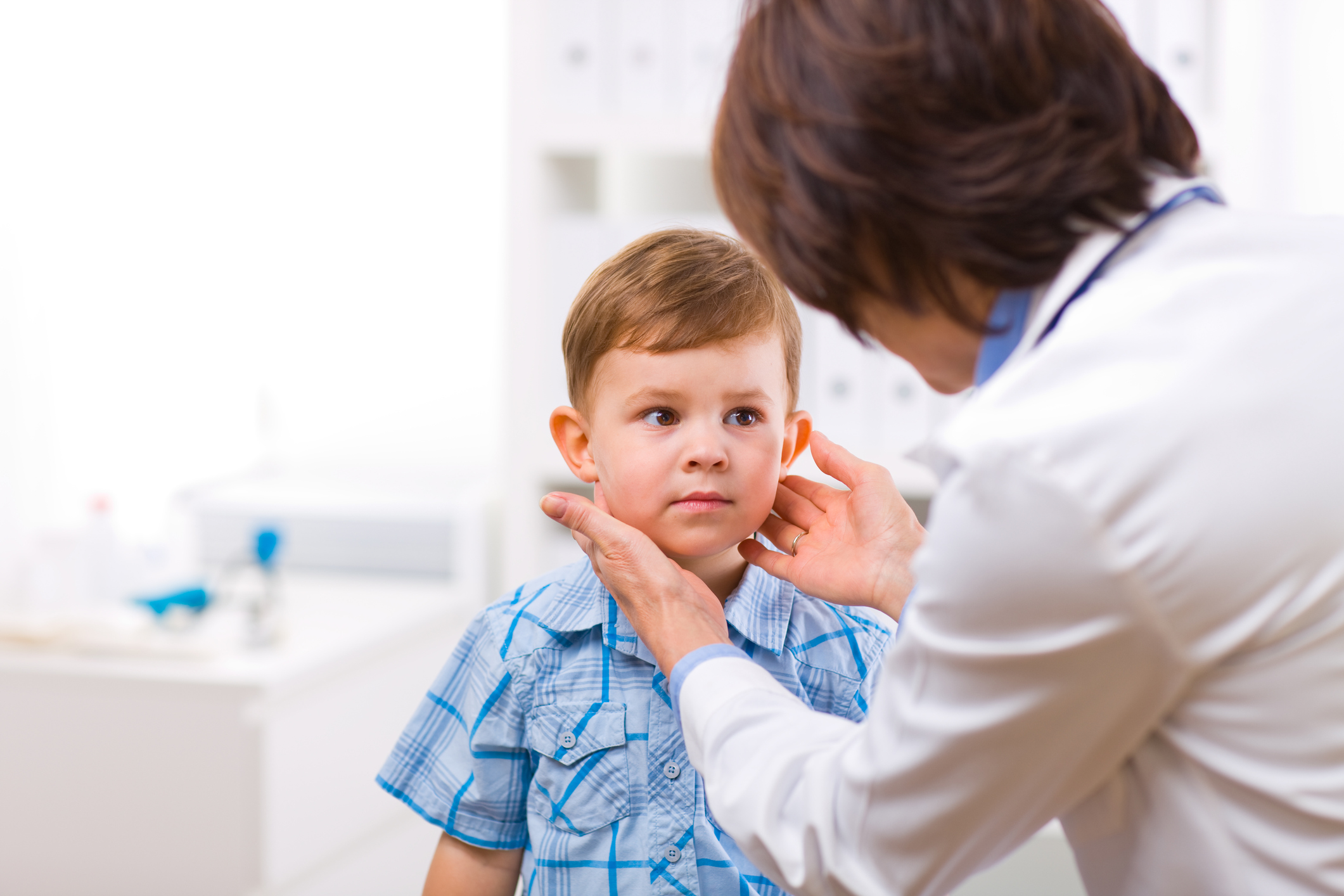 Мальчик на приеме у врача. Детский эндокринолог. Доктор осматривает ребенка. Прием детского эндокринолога.