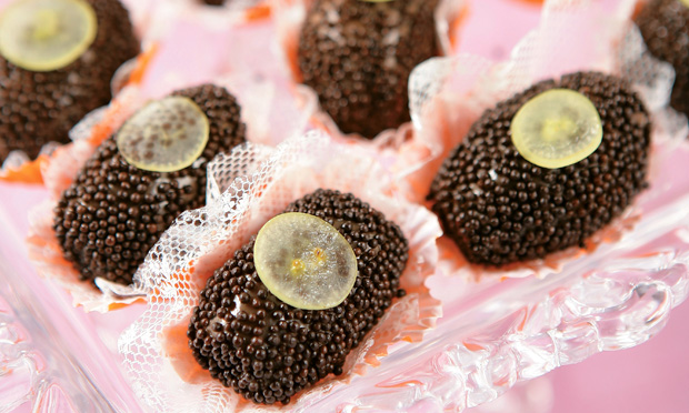 Brigadeiro com uvas: cubra com chocolate granulado chumbinho Brigadeiro com uvas: cubra com chocolate granulado chumbinho