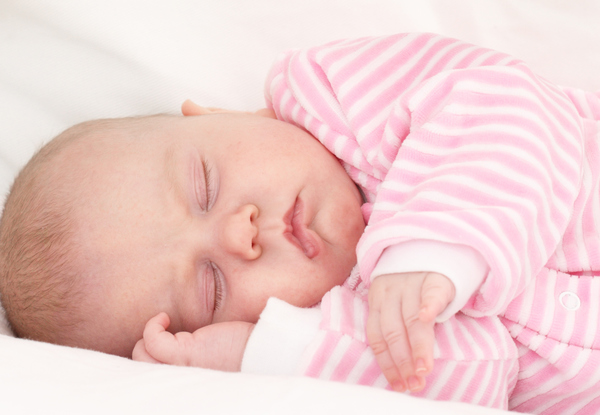 7. O bebê recém-nascido dorme quantas horas por dia?