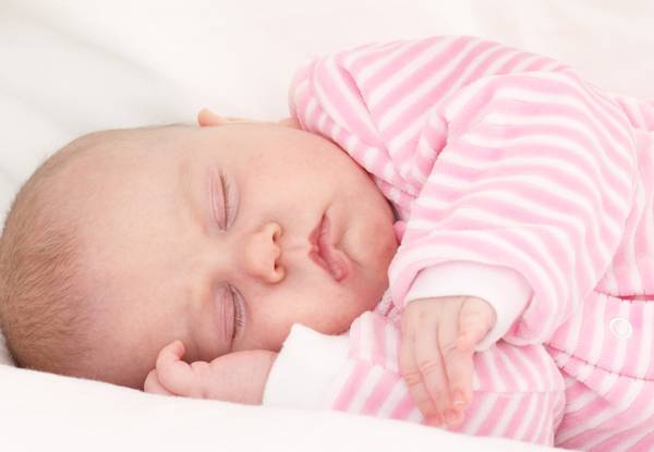 7. O beb&ecirc; rec&eacute;m-nascido dorme quantas horas por dia?