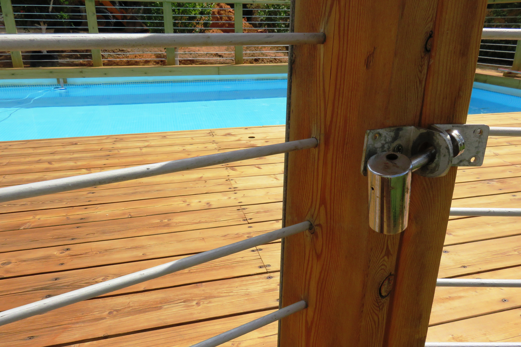 Crian&ccedil;a nadando com colete salva-vidas