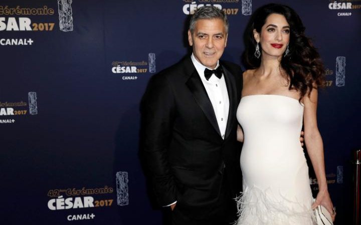 Amal Clooney exibe barriga de grávida em premiação na França