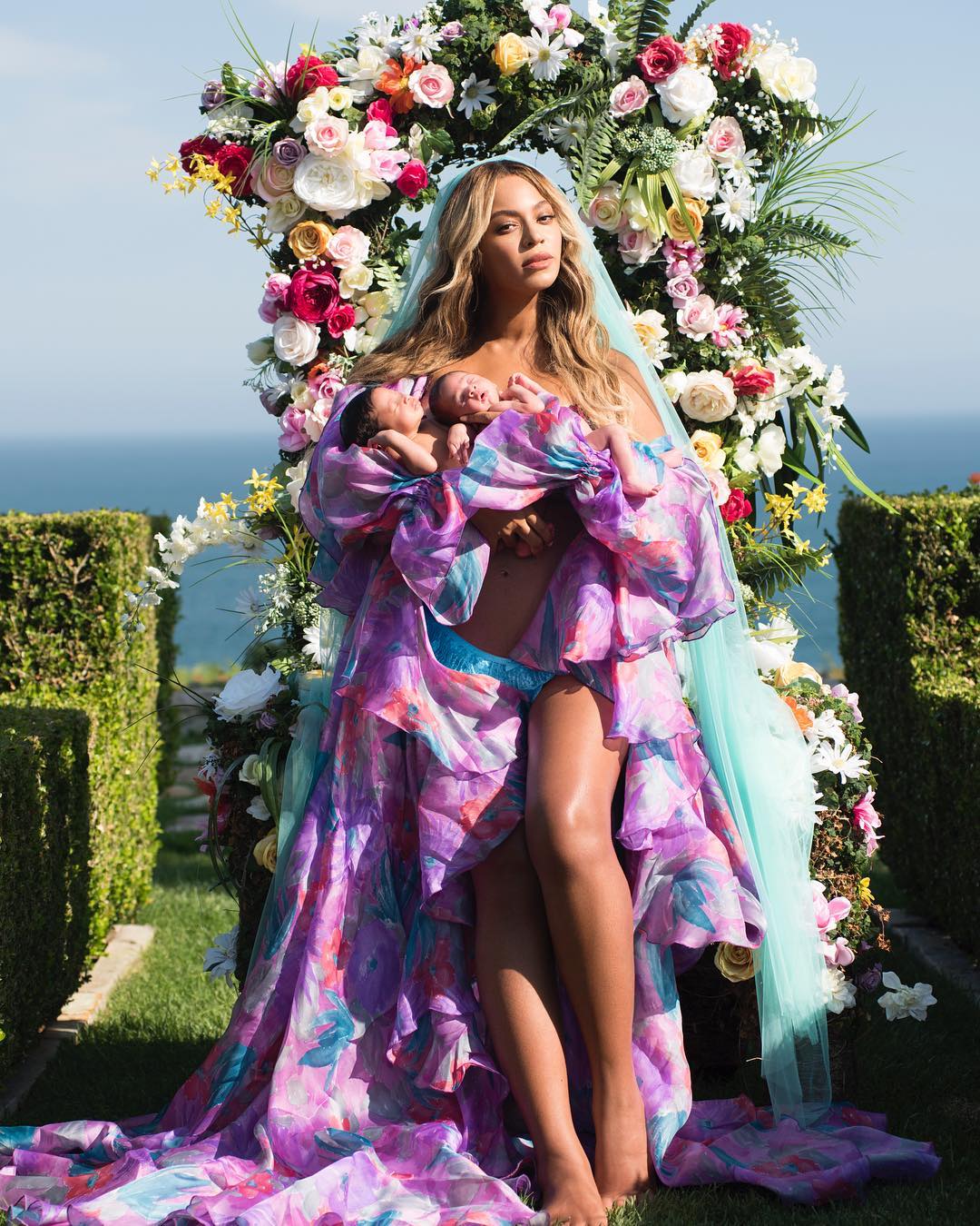 Beyoncé com os filhos gêmeos no colo