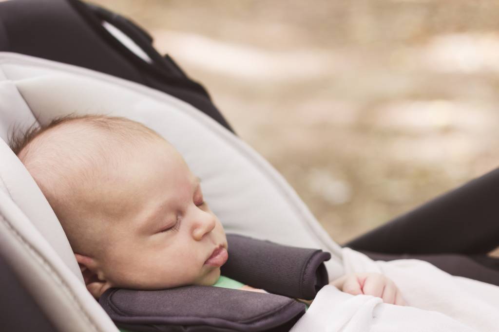 bebê deitado em um bebê conforto dormindo