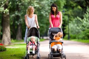 Mães com os filhos no parque