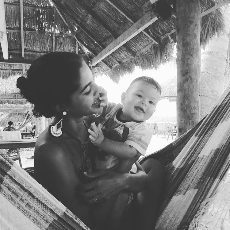 Bela Gil compartilha foto de amamentação e gera polêmica