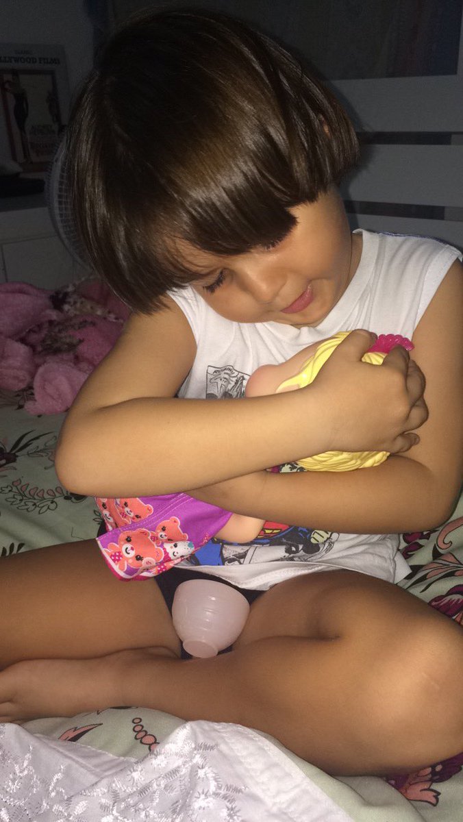 Menino pede para ganhar uma boneca de presente e rebate críticas