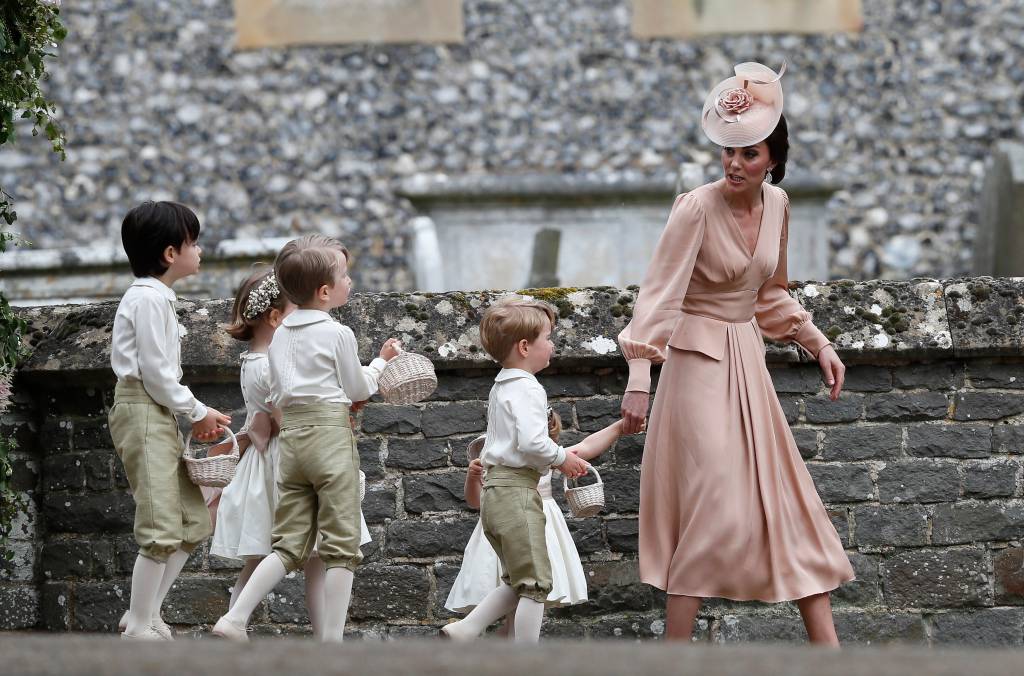 Kate Middleton e o cortejo de crianças