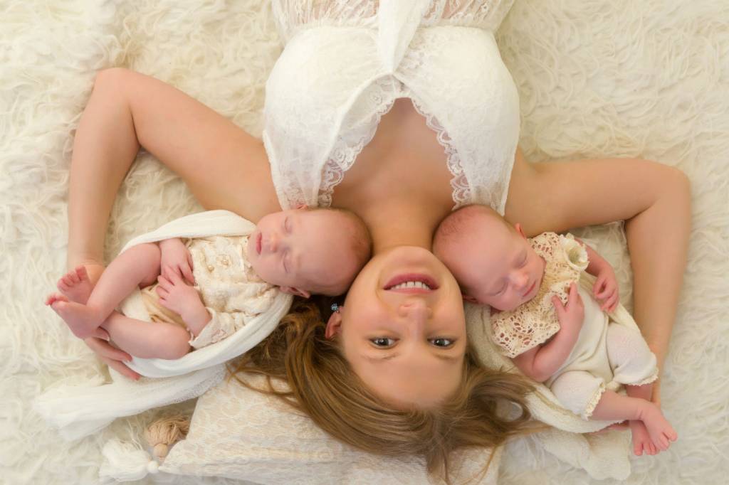 Bebês gêmeos: 6 dicas para não enlouquecer nos primeiros meses