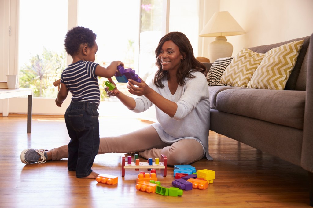 14 Atividades Para Fazer Em Casa Com Criancas De 6 Meses A 6 Anos Bebe Com Br