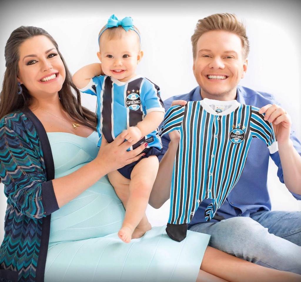 Thais Fersoza faz ensaio fotográfico da gravidez de Teodoro com a família reunida