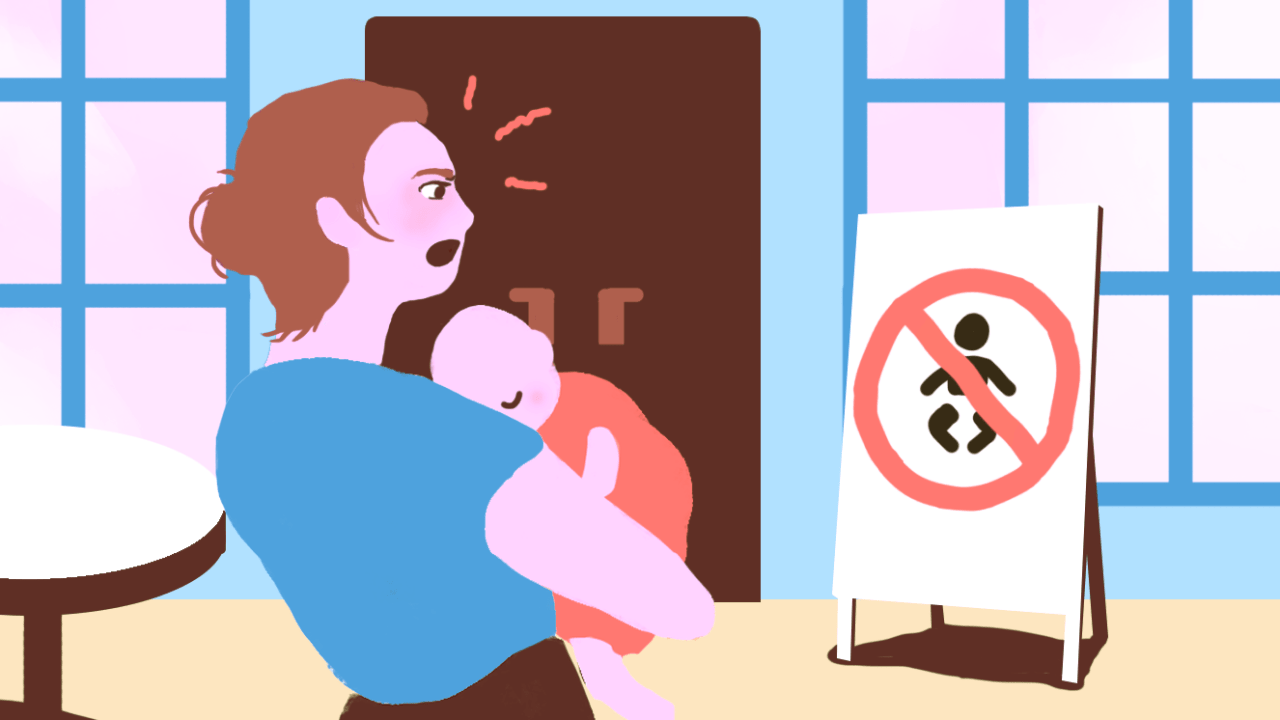 Ilustração de uma mulher carregando um bebê, olhando para uma placa que indica que a presença de criança é proibida no local. Ela está com cara de brava e frustrada.