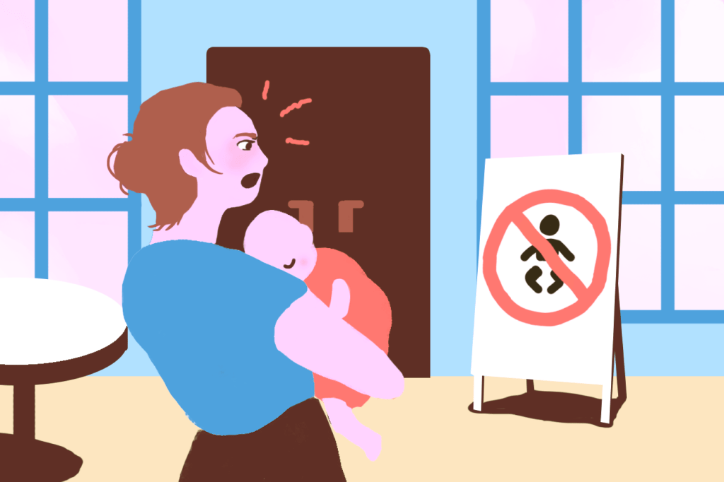 Ilustração de uma mulher carregando um bebê, olhando para uma placa que indica que a presença de criança é proibida no local. Ela está com cara de brava e frustrada.