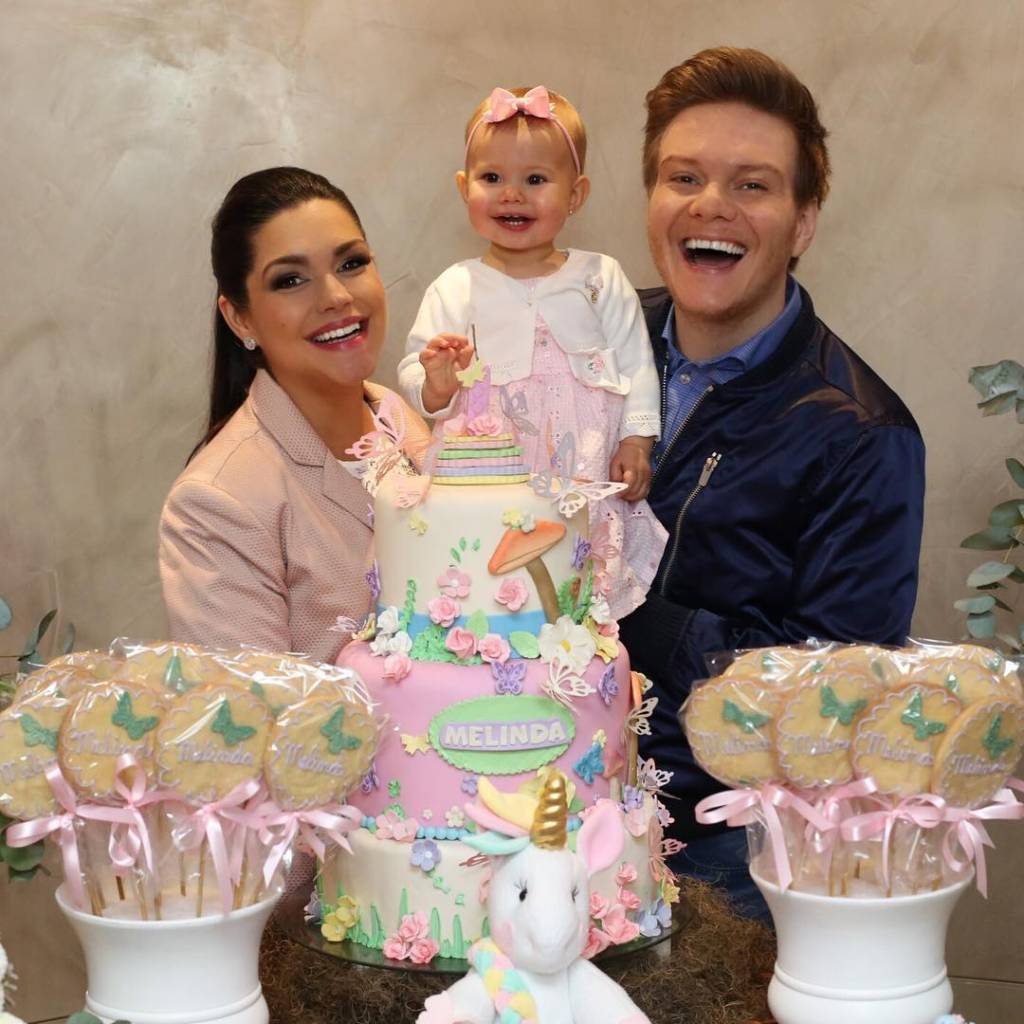 Melinda completa 1 aninho com linda festa de unicórnios