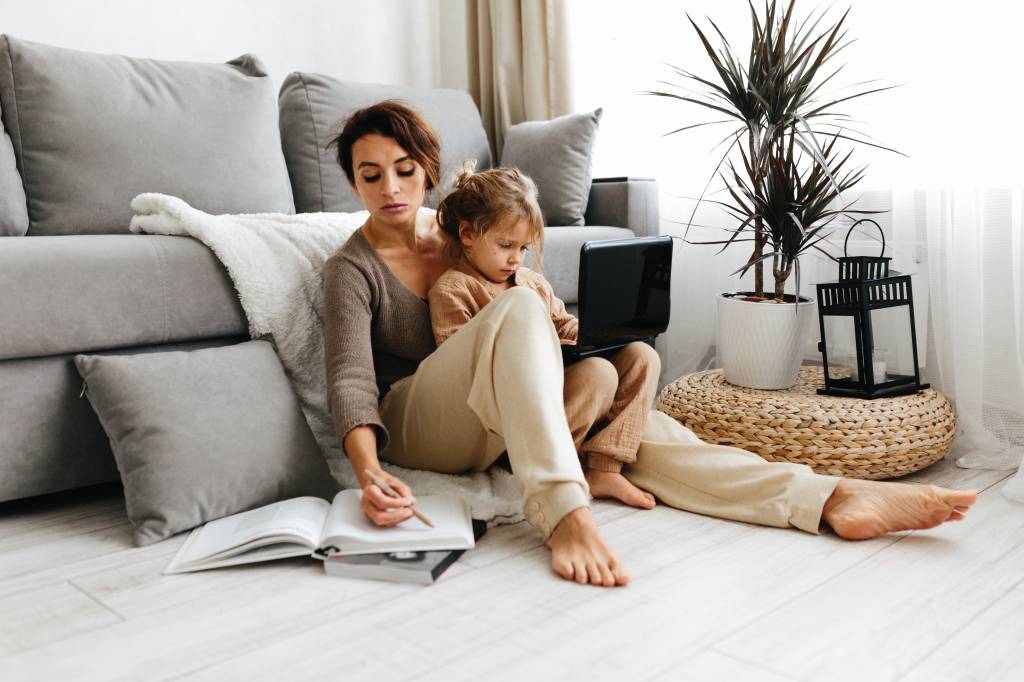 Exaustão e tristeza: saiba tudo sobre síndrome de burnout materno
