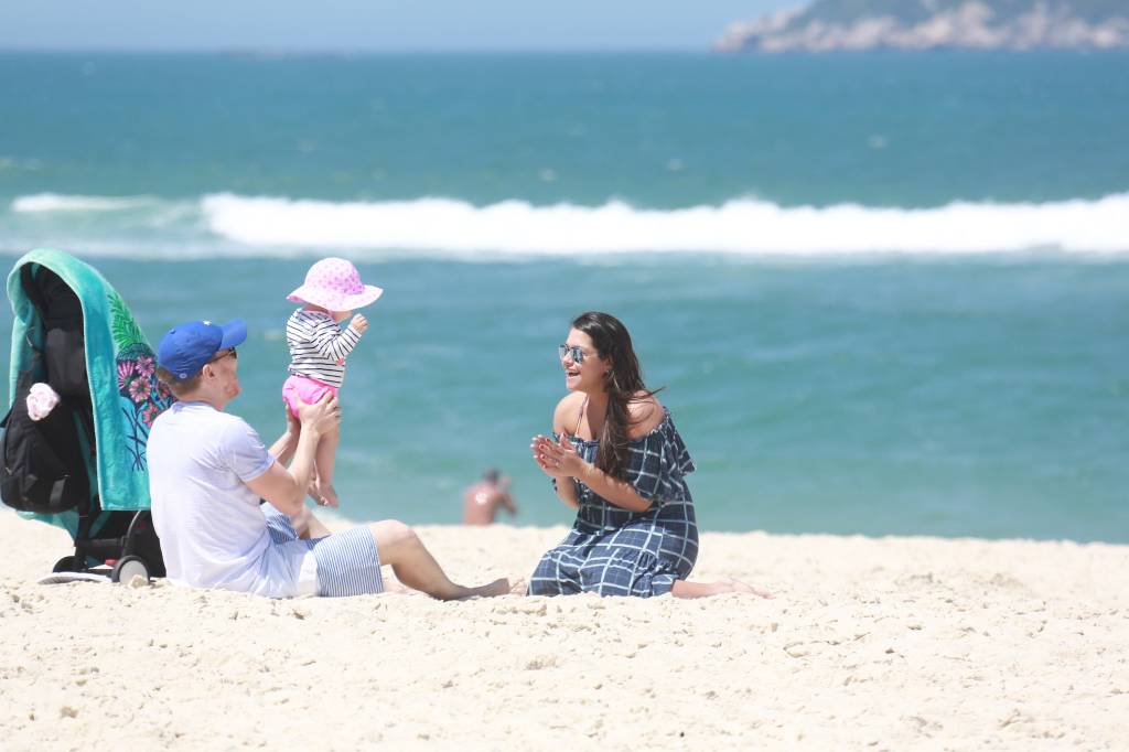Michel Teló, Thais Fersoza e Melinda na praia