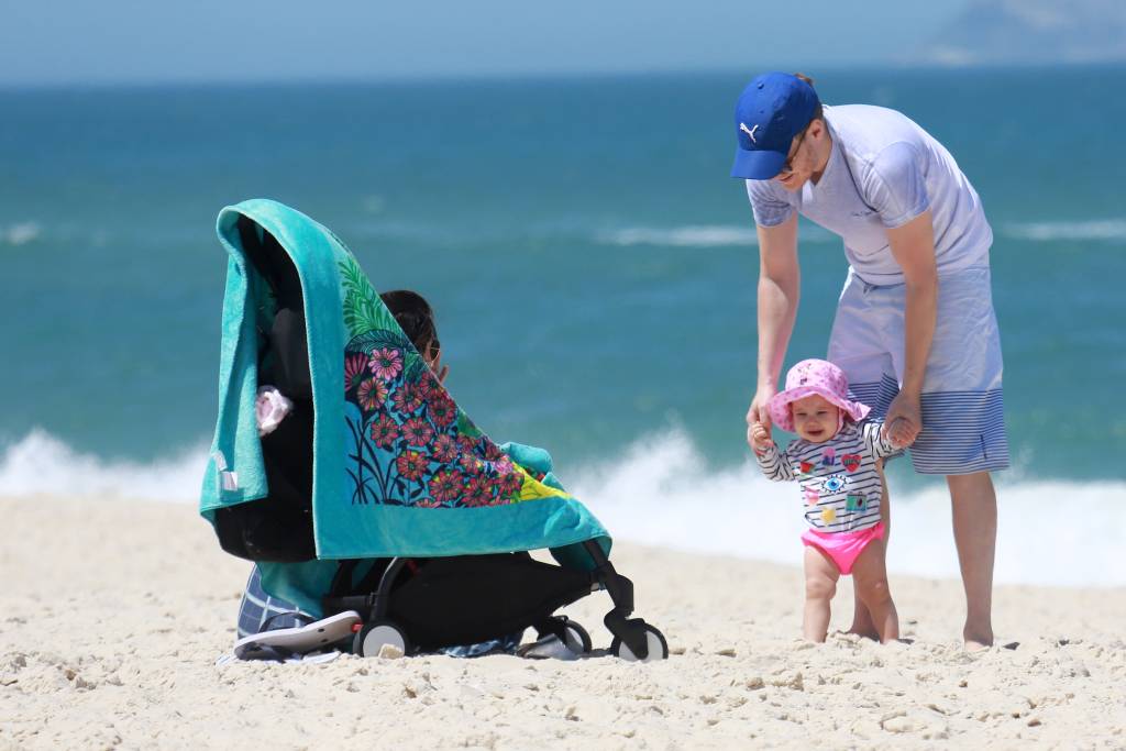 Michel Teló e Melinda na praia
