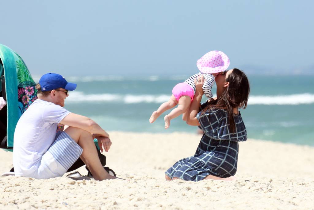 Michel Teló, Thais Fersoza e Melinda na praia
