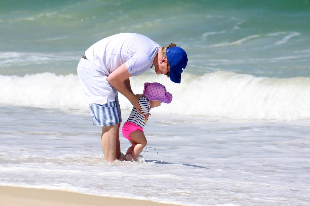 Michel Teló e Melinda na praia