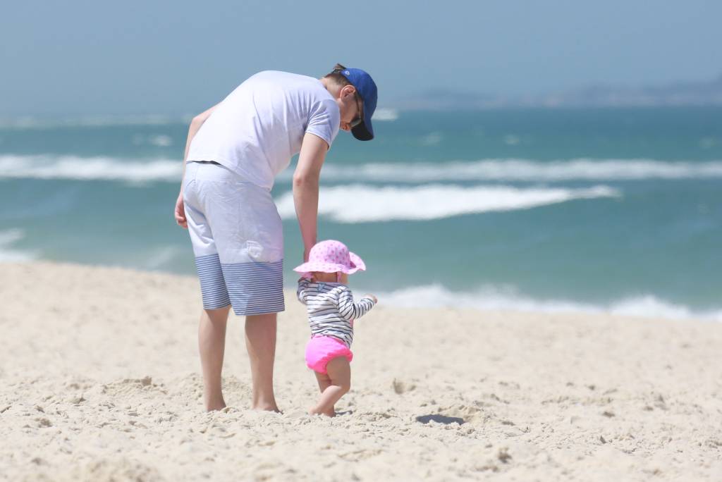 Michel Teló e Melinda na praia