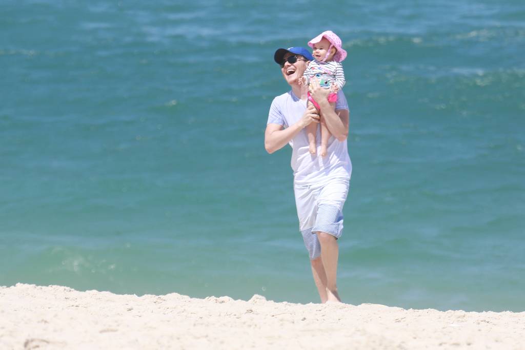 Michel Teló e Melinda na praia