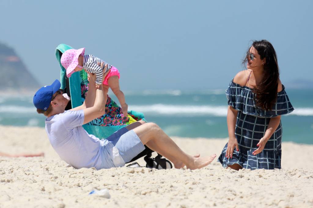 Michel Teló, Thais Fersoza e Melinda na praia