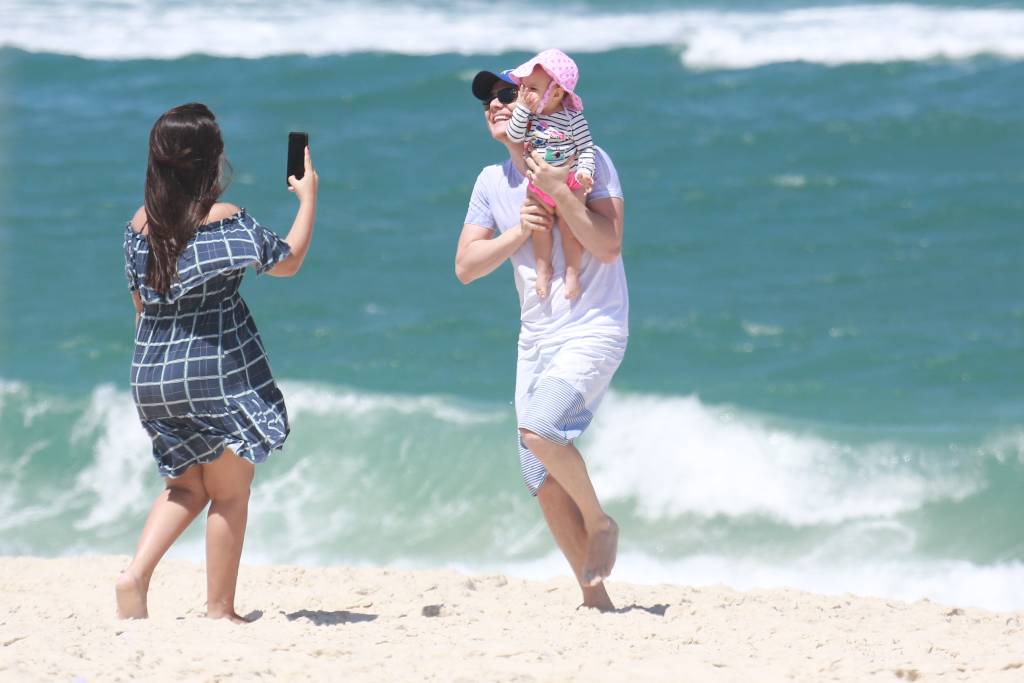 Michel Teló, Thais Fersoza e Melinda na praia